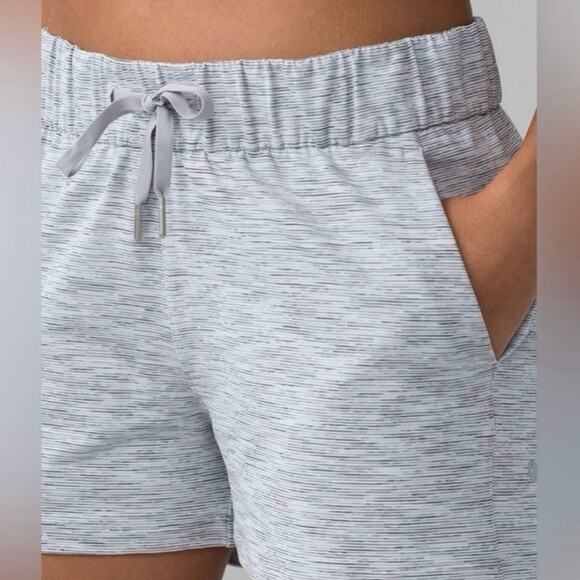 Lululemon On The Fly Space Dye Gray Athletic Shorts Women’s Size 2 EUC - Picture 1 of 9
